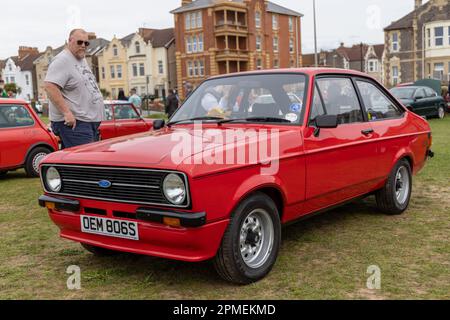 Avril 2023 - Rouge classique Ford Escort Mexico mkII au Pageant de Motaing sur les pelouses à Weston super Mare, dans le nord du Somerset, Royaume-Uni. Banque D'Images