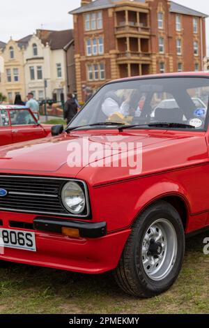 Avril 2023 - Rouge classique Ford Escort Mexico mkII au Pageant de Motaing sur les pelouses à Weston super Mare, dans le nord du Somerset, Royaume-Uni. Banque D'Images