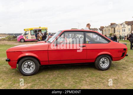 Avril 2023 - Rouge classique Ford Escort Mexico mkII au Pageant de Motaing sur les pelouses à Weston super Mare, dans le nord du Somerset, Royaume-Uni. Banque D'Images