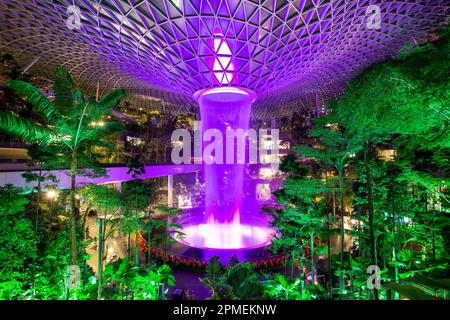Changi, Singapour - 2 février 2023 : chute d'eau à l'intérieur du complexe de loisirs et de vente au détail de l'aéroport de Jewel Changi à Singapour. Banque D'Images