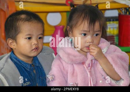 Enfants vietnamiens d'âge préscolaire photographiés à sa Pa, dans le nord-ouest du Vietnam Banque D'Images