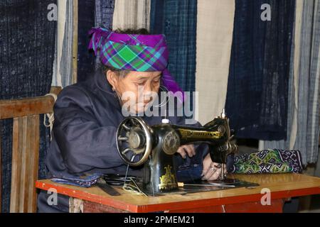 Artisanat traditionnel vietnamien femme sciant photographiée à sa Pa Vietnam Banque D'Images