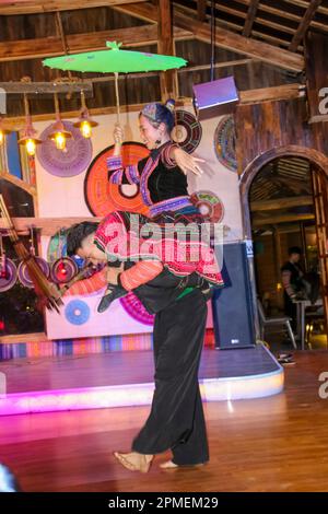 Spectacle folklorique vietnamien et divertissement pour les touristes photographiés à sa Pa, dans le nord-ouest du Vietnam Banque D'Images