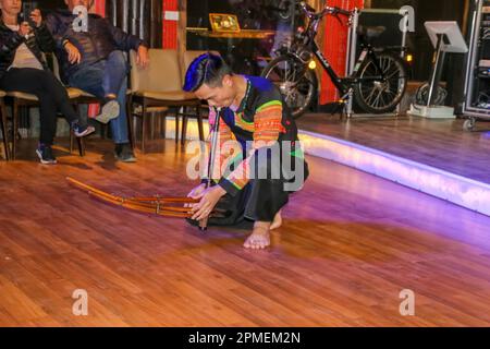 Spectacle folklorique vietnamien et divertissement pour les touristes photographiés à sa Pa, dans le nord-ouest du Vietnam Banque D'Images