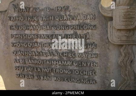 Monument John McCain au lac truc Bach, Hanoï, Vietnam Banque D'Images