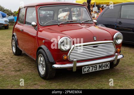 2023 avril - Classic Red Mini au Pageant de Motaing sur les pelouses à Weston super Mare, dans le nord du Somerset, Royaume-Uni. Banque D'Images