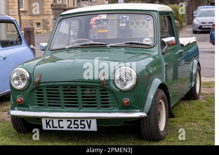 2023 avril - Mini pick-up vert classique au Pageant de Motuing sur les pelouses à Weston super Mare, dans le nord du Somerset, Royaume-Uni. Banque D'Images