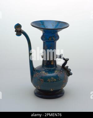 Ewer (Iran); verre bleu foncé avec des couleurs émaillées opaques Banque D'Images