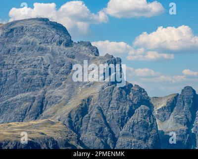 Le sommet rocheux de Blaven (Bla Bheinn) une montagne noire de Cuillin et munro avec ciel bleu derrière sur l'île de Skye, Écosse, Royaume-Uni Banque D'Images