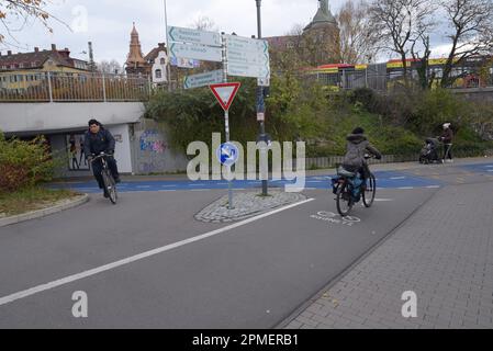 Sentiers et infrastructures de cyclisme séparés à Konstanz, Allemagne, novembre 2022 Banque D'Images