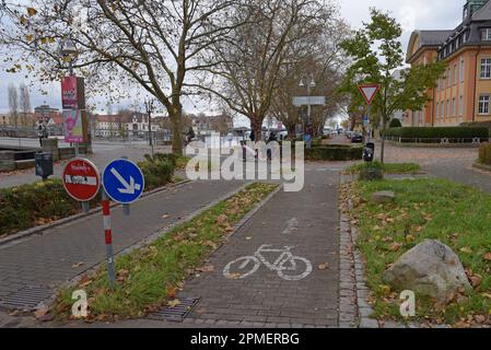 Pistes cyclables séparées et infrastructures pour le cyclisme, y compris un rond-point de vélo, à Konstanz, Allemagne, novembre 2022 Banque D'Images