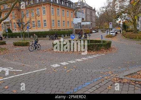 Pistes cyclables séparées et infrastructures pour le cyclisme, y compris un rond-point de vélo, à Konstanz, Allemagne, novembre 2022 Banque D'Images