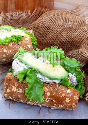 Mayonnaise au poulet ou sandwich à la salade de poulet avec avocat sur blé entier Banque D'Images