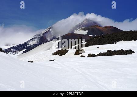 Éruption de vapeur de l'Etna depuis le cratère du Sud-est couvert de neige, Sicile, Italie Banque D'Images