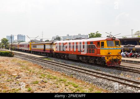 Bangkok, Thaïlande – 14 février 2023: Train de voyageurs à la gare de Bang Sue à Bangkok, Thaïlande. Banque D'Images