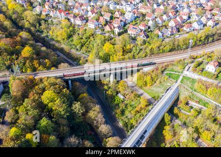 Stuttgart, Allemagne - 23 octobre 2022: Train historique avec locomotive crocodile sur un viaduc sur la vue aérienne de Gäubahn à Stuttgart, Allemagne. Banque D'Images