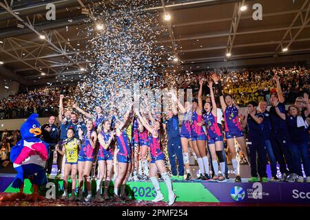 PalaWanny, Florence, Italie, 12 avril 2023, Les joueurs de Savino Del Bene Scandicci célèbrent la victoire de la coupe CEV lors de la finale - Savino Del Bene Scandi Banque D'Images