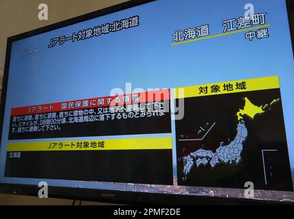 Cette photo prise à Tokyo sur 13 avril 2023 montre un écran de télévision affiche un message d'avertissement appelé 'J-ALERT' après que le gouvernement japonais a émis une alerte, suite à un lancement de missile balistique par la Corée du Nord. « Évacuer immédiatement. Évacuer immédiatement », a déclaré l'avertissement J-Alert, exhortant les résidents de Hokkaido à prendre refuge dans un bâtiment ou dans un sous-sol. Credit: AFLO/Alay Live News Banque D'Images