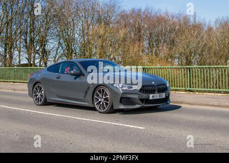 2018 BMW 840D xDrive Auto 840D xDrive Auto Start/Stop Gray car coupé Diesel 2993 cc; traversée du pont autoroutier M61 dans le Grand Manchester, Royaume-Uni Banque D'Images