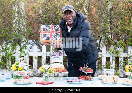 Ainsley Harriott, le célèbre chef de la télévision, a fait un spread Coronation pendant qu'il participe au « Big Knock ». Il se joint aux organisateurs du grand déjeuner de Coronation qui frappent à l'est de Shen, dans le sud-ouest de Londres, pour inviter la communauté à se réunir à la fête de rue sur 7 mai. Date de la photo: Jeudi 13 avril 2023. Banque D'Images