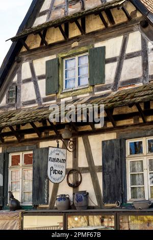 France, Bas Rhin, Betschdorf, village de potiers, maison et atelier de la famille Wingerter-Ruhlmann, classé monument historique et récompensé par le Lotto du patrimoine 2023 Banque D'Images