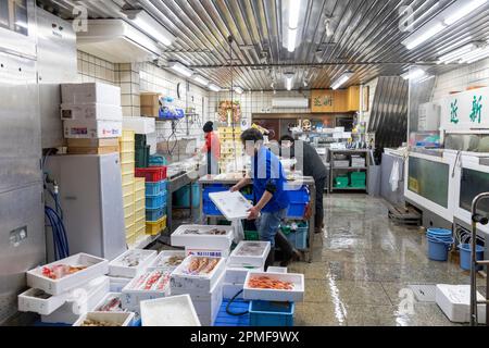 Kyoto Japon, poisson frais et fruits de mer à un marché dans le marché de Nishiki dans le centre de Kyoto, Japon, Asie Banque D'Images