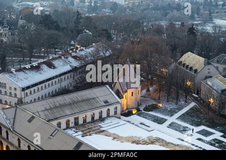 France, Moselle, Metz, jardin de l'Esplanade, cours de la Cité musicale Metz ou de l'Arsenal vu de la ville Skyliner, tour panoramique installée pour le marché de Noël et les célébrations de fin d'année (vue aérienne) Banque D'Images