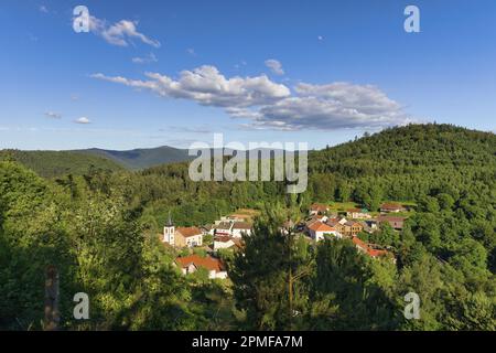 France, Meurthe et Moselle, Pierre percée, Lac Pierre percée près de Badonviller et du massif des Vosges, l'un des plus grands lacs de Lorraine, le village de Pierre percée vu des ruines du château de salm Banque D'Images