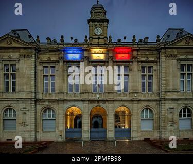 France, Seine-Maritime, Elbeuf-sur-Seine, désignée villes françaises et terres d'Art et d'Histoire, vue de nuit de l'hôtel de ville d'Elbeuf, construit en 1870 par l'architecte Emile Anger Banque D'Images