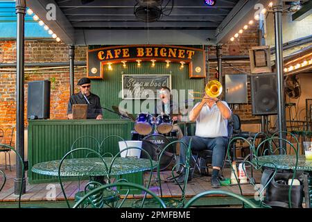 Live Jazz trio jouant au Cafe Beignet à la Nouvelle-Orléans, Louisiane, États-Unis Banque D'Images