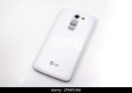 Téléphone portable LG G2 Mini blanc, smartphone isolé sur fond blanc Banque D'Images