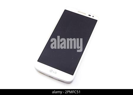 Téléphone portable LG G2 Mini blanc, smartphone isolé sur fond blanc Banque D'Images