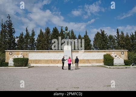 Les touristes sont donnés une visite du Mémorial de Leonidas et 300 Spartans à Thermopyle, Grèce Banque D'Images