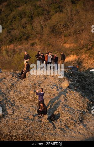 Les touristes regardent le coucher du soleil sur Meteora au printemps Banque D'Images