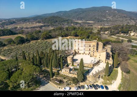 France, Vaucluse, Lourmarin, labellisé l'un des plus beaux villages de France, l'ancien château de 15th siècle (vue aérienne) Banque D'Images