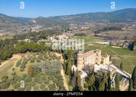 France, Vaucluse, Lourmarin, labellisé l'un des plus beaux villages de France, l'ancien château de 15th siècle (vue aérienne) Banque D'Images