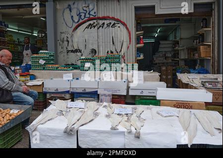 Saltfish en vente sur un marché athénien dans le centre d'Athènes, Grèce Banque D'Images