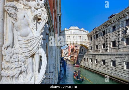 L'Italie, la Vénétie, Venise, classée au patrimoine mondial de l'UNESCO, le pont des Soupirs et le soulagement de l'ivresse de Noé au coin du palais des Doges Banque D'Images