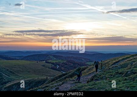 France, Vosges (88), Parc naturel régional des ballons des Vosges, la Bresse, randonneurs au sommet de Hohneck 1363 M. Banque D'Images
