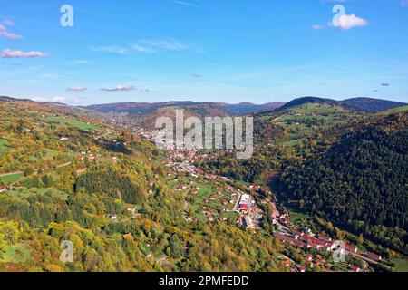 France, Vosges (88), Parc naturel régional des ballons des Vosges, la Bresse, village des Vosges entre deux montagnes (vue aérienne) Banque D'Images