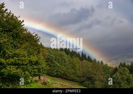 France, Vosges (88), Parc naturel régional des ballons des Vosges, arc-en-ciel sur les montagnes des Vosges Banque D'Images