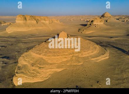 Égypte, région de Fayoum, Wadi El Hitan, vallée de Whales classée au patrimoine mondial par l'UNESCO (vue aérienne) Banque D'Images