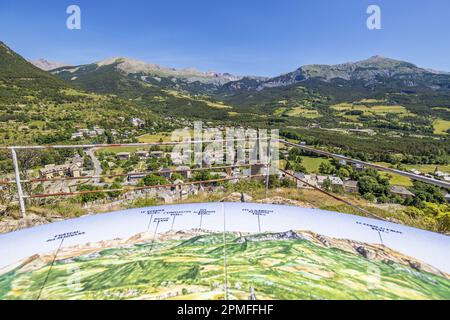 France, Alpes-de-haute-Provence, Jausiers, table d'orientation avec vue sur le village et la vallée de l'Ubaye depuis le Rocher du Chastel belvédère Banque D'Images