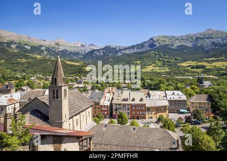 France, Alpes-de-haute-Provence, Jausiers, vue générale sur le village et la vallée de l'Ubaye Banque D'Images