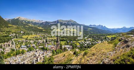 France, Alpes-de-haute-Provence, Jausiers, point de vue sur le village et la vallée de l'Ubaye depuis la Belvédère du Rocher du Chastel Banque D'Images