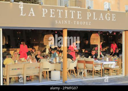 France, Var, Saint Tropez, Quai Jean Jaures, port, Restaurant la petite Plage avec son menu conçu par Eric Frechon Banque D'Images