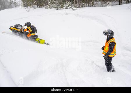 Canada, province de Québec, Parc régional du Lac Taureau, motoneige sur piste Banque D'Images