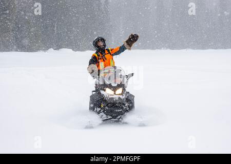 Canada, province de Québec, Parc régional du Lac Taureau, motoneige sur piste Banque D'Images