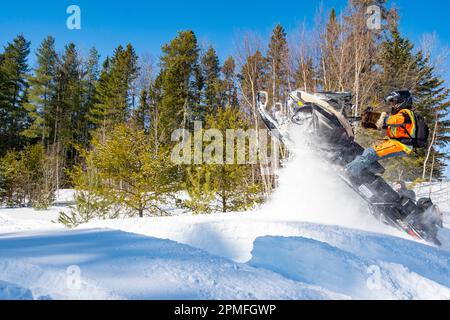 Canada, province de Québec, Saint-Michel-des-Saints, saut en motoneige Banque D'Images