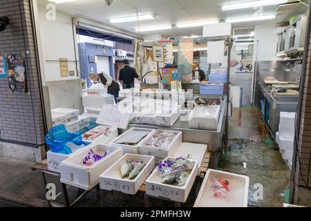 Kyoto Japon, poisson frais et fruits de mer à un marché dans le marché de Nishiki dans le centre de Kyoto, Japon, Asie Banque D'Images